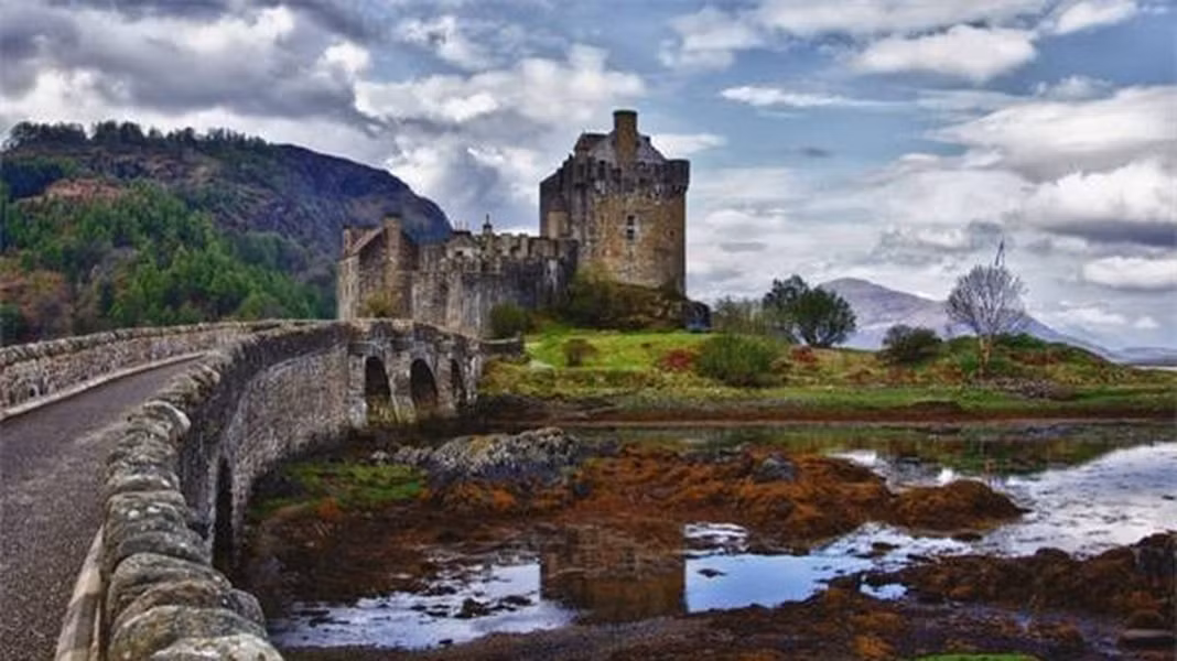 Eilean Donan - Loch Duich, Scotland chưa đựng một vẻ đẹp kỳ bí với một khung cảnh thiên nhiên nhiều màu sắc.