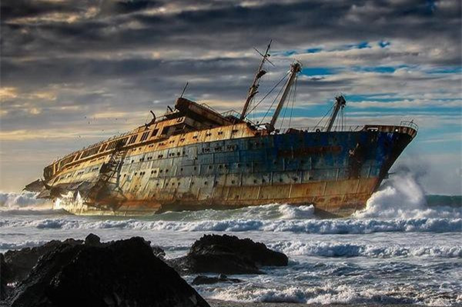 Wreck of SS Mỹ - Fuerteventura, quần đảo Canary: Một con tàu mắc cạn trên bờ biển tạo nên một cảnh quan hùng vĩ.