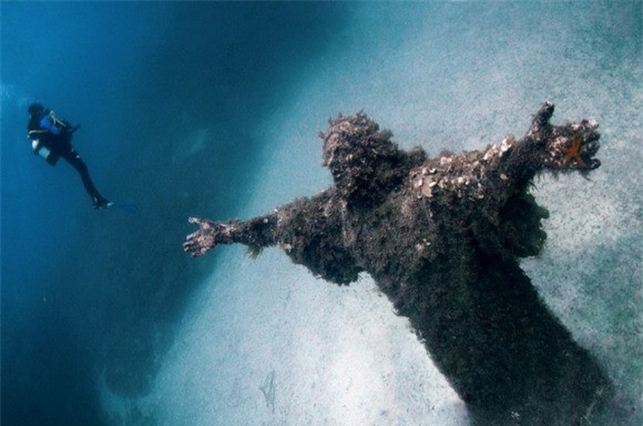 Christ of the Abyss - San Fruttuoso, Ý, là một trong những kỳ quan vô cùng hùng vĩ của thế giới.