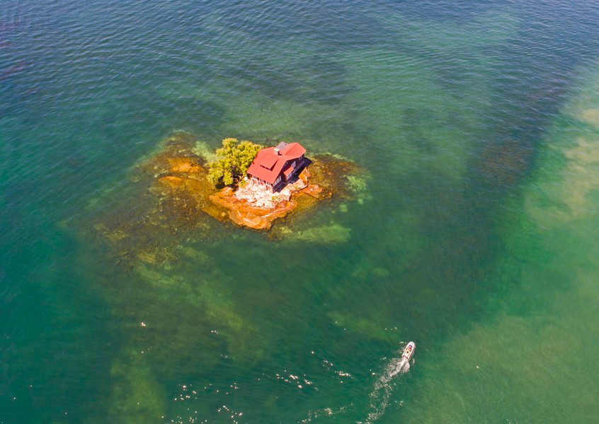 Hòn đảo này nằm trên dòng sông Saint Lawrence, New York, Mỹ, chỉ có diện tích khoảng 310m2, gần bằng một sân tennis. Đảo nhỏ nhất thế giới Just Room Enough có nghĩa là vừa đủ chỗ, chỉ đủ sức chứa vài người, ngôi nhà và một cây xanh.