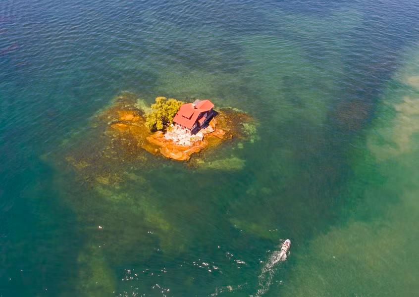 Hòn đảo này nằm trên dòng sông Saint Lawrence, New York, Mỹ, chỉ có diện tích khoảng 310m2, gần bằng một sân tennis. Đảo nhỏ nhất thế giới Just Room Enough có nghĩa là vừa đủ chỗ, chỉ đủ sức chứa vài người, ngôi nhà và một cây xanh.