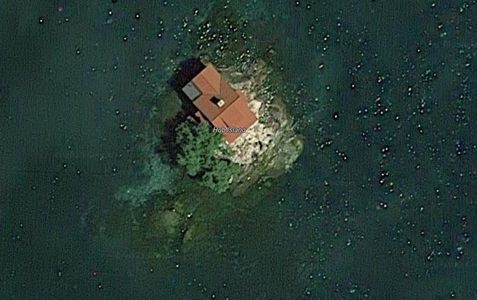 Nơi này trước đây có tên là đảo Hub, sau khi được tổ chức Kỷ lục Guinness công nhận đây là hòn đảo có thể ở được nhỏ nhất thế giới, mới đổi tên đảo thành Just Room Enough.