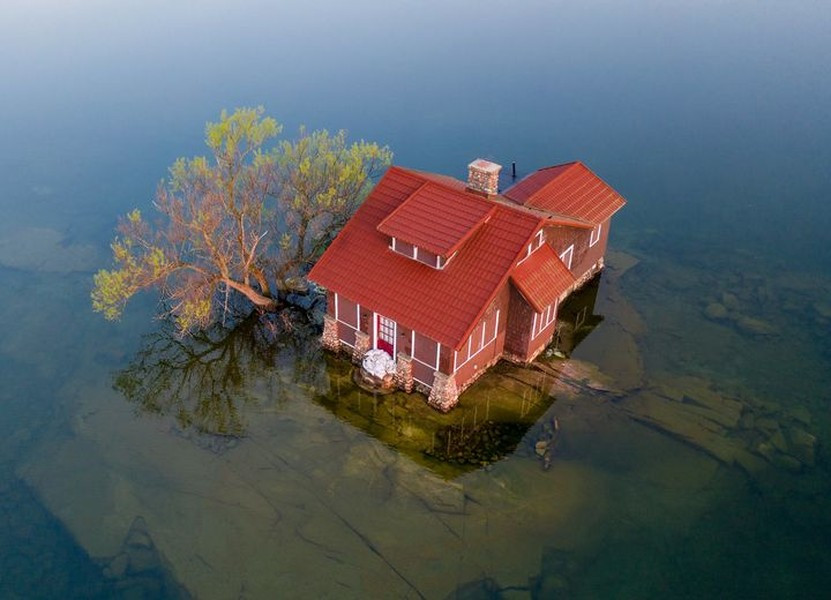 Đảo này nhỏ đến mức, nếu ghé thăm hòn đảo, du khách phải thật cẩn thận vì “chỉ cần đi lệch một bước, bạn sẽ thấy mình đang bơi” (Theo tờ Washington Post).