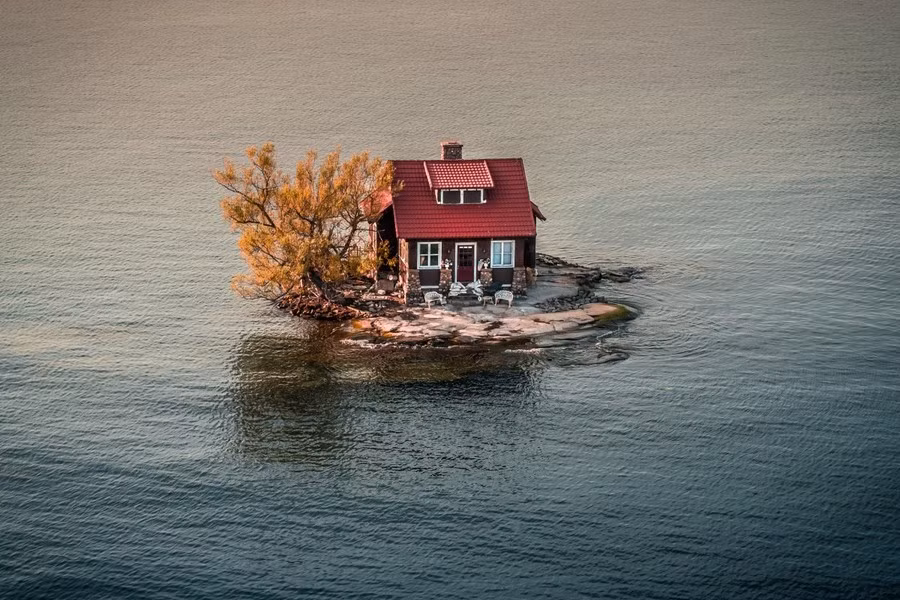 Năm 1950, hòn đảo được gia đình Sizeland mua lại làm nơi nghỉ dưỡng rồi tận dụng hết đất trống để xây nhà, trồng cây.