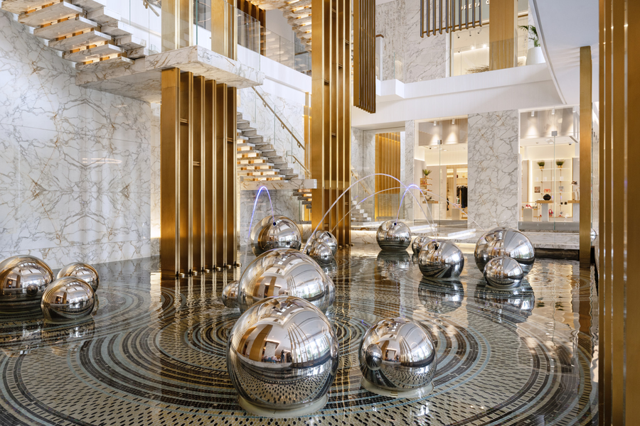 Ngoài ra, ở tiền sảnh của khách sạn là một cấu trúc bằng thép không gỉ cao hơn 11 m với hình ảnh những giọt nước. Ảnh: Kerznercommunications.