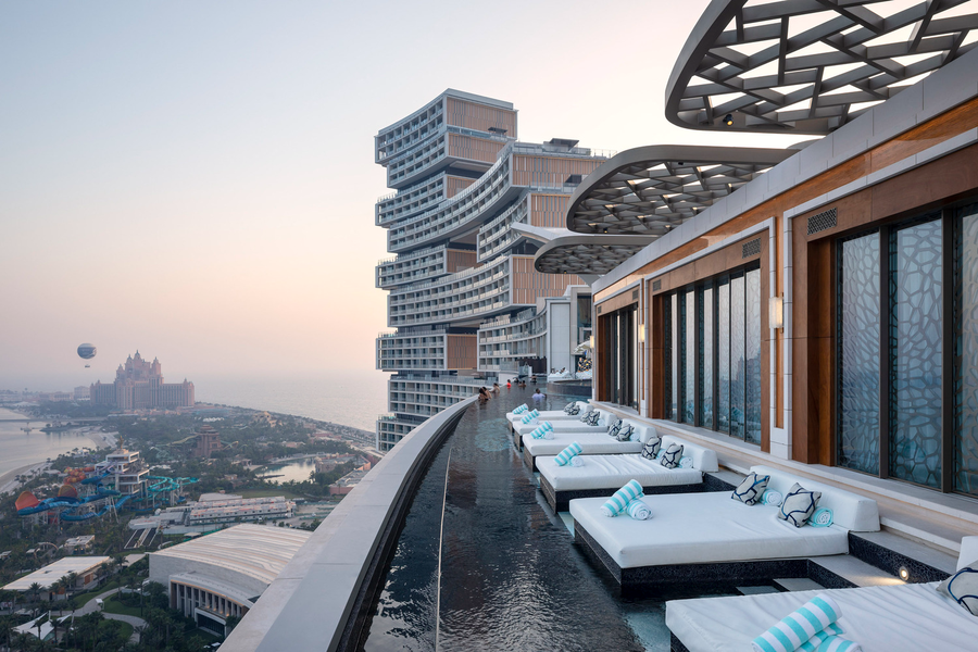 Trên bể bơi được trang bị những chiếc ghế tắm và du khách khi đến đây sẽ có được tầm nhìn bao quát ra Quần đảo Cọ nhân tạo mang biểu tượng của Dubai. Tại đây, du khách cũng có thể di chuyển đến bể bơi nằm ở phân làn thứ hai để nhìn ngắm trọn vẹn Vịnh Ả Rập. Ảnh: Archdaily.