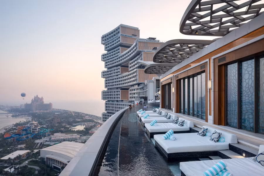 Trên bể bơi được trang bị những chiếc ghế tắm và du khách khi đến đây sẽ có được tầm nhìn bao quát ra Quần đảo Cọ nhân tạo mang biểu tượng của Dubai. Tại đây, du khách cũng có thể di chuyển đến bể bơi nằm ở phân làn thứ hai để nhìn ngắm trọn vẹn Vịnh Ả Rập. Ảnh: Archdaily.