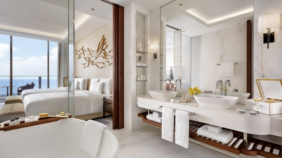 Bên trong khách sạn bao gồm 795 phòng với các tiện nghi được thiết kế riêng đến từ những nhãn hàng lớn trên thế giới như hãng kim cương Graff, áo choàng tắm của thương hiệu Frette. Ảnh: Escape.