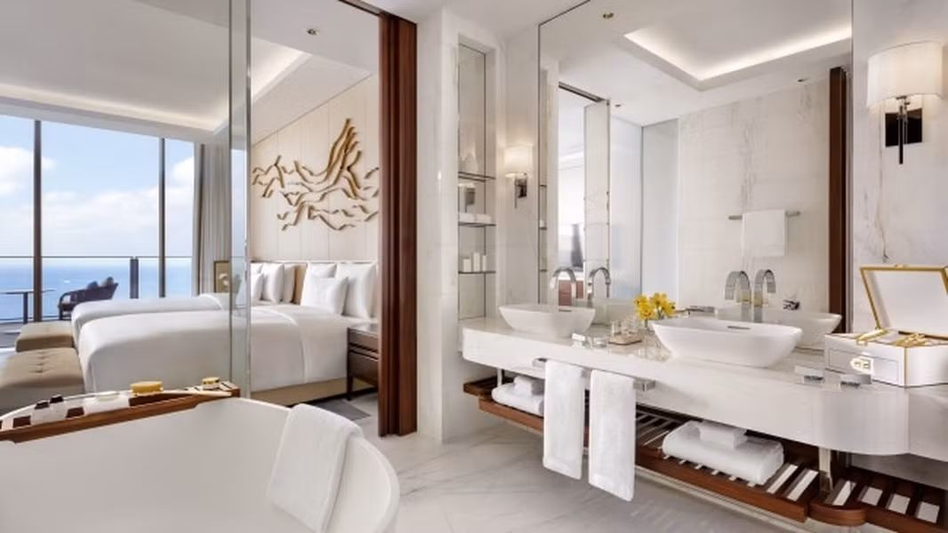 Bên trong khách sạn bao gồm 795 phòng với các tiện nghi được thiết kế riêng đến từ những nhãn hàng lớn trên thế giới như hãng kim cương Graff, áo choàng tắm của thương hiệu Frette. Ảnh: Escape.