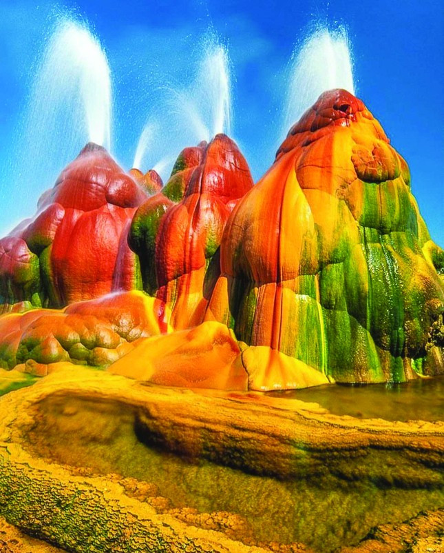 2. Mạch nước đầy màu sắc: Fly Geyser là một mạch nước phun màu sắc nằm trên Fly Ranch ở phía bắc Nevada (Mỹ), được tạo do sự hợp tác của con người và thiên nhiên. Vào thế kỉ 20, người dân vùng này trong nỗ lực tìm kiếm một mạch nước ngầm để canh tác, đã phát hiện ra Fly Geyser, nhưng không thể sử dụng được vì nước tại đây có nhiệt độ lên đến 200 độ C. Do sự xuất hiện của loại tảo ưa nhiệt đầy màu sắc, theo thời gian chúng đã kết tinh trên mạch nước ngầm, tạo nên cảnh tượng phi thường ngày nay.