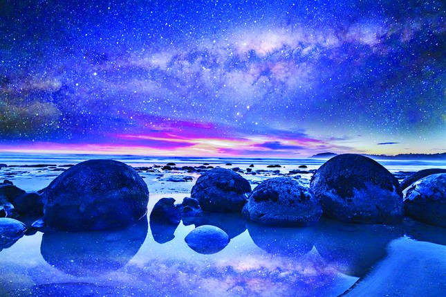 10. Những tảng đá Moeraki: Hiện nay, những viên đá hình cầu bí ẩn nằm rải rác dọc bãi biển Koekohe (New Zealand) vẫn là một bí ẩn lớn, trở thành điểm thu hút khách du lịch tới lui. Mỗi tảng đá nặng vài tấn và cao tới 2m. Theo các nhà khoa học, chúng là kết quả khi một số lượng lớn khoáng chất tích tụ và đóng rắn xung quanh các hóa thạch từ khoảng 65 triệu năm trước, ngay sau khi loài khủng long bị tuyệt chủng do thiên thạch khổng lồ.