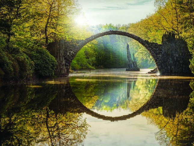 5. Cây cầu của quỷ: An tọa trong công viên Azalea và Rhododendron Park, cây cầu này đẹp siêu thực như thể nó vừa đi ra từ một câu truyện cổ tích. Nhưng cái tên của nó, Devil’s Bridge lại có nghĩa là “Cây cầu của quỷ”, nguyên nhân bắt nguồn từ những định kiến rằng một cây cầu với cấu trúc kì lạ như thế có thể có sự nhúng tay của Diêm Vương. Kết hợp với hình ảnh phản chiếu ở mặt nước bên dưới, nó tạo thành một vòng tròn hoàn hảo - một thủ thuật thông minh mà một số người coi là “không phải từ thế giới này”.