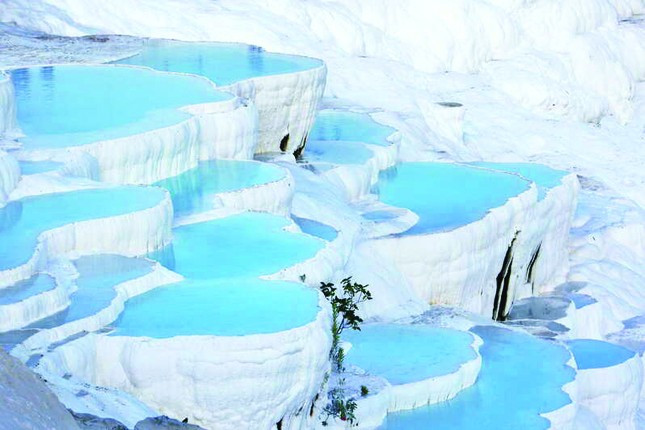 6. Thị trấn của những bậc thang lấp lánh: Thị trấn Pamukkale (còn có nghĩa “Lâu đài bằng bông” trong tiếng Thổ Nhĩ Kỳ) nổi tiếng bởi những bậc thang canxit trắng lấp lánh trải dài trên sườn đồi, có nguồn suối nước nóng giàu chất khoáng chảy qua. Tại đây có cả Hierapolis, thành phố spa một thời của người La Mã và Byzantine, cùng với vô vàn di tích và một viện bảo tàng.