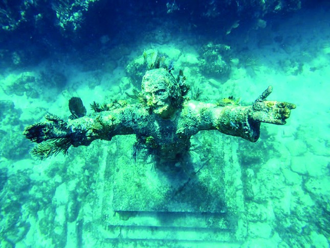 3. Tượng Chúa dưới đáy biển: Vào năm 1954, tại thành phố cảng Genoa ở vùng Bắc Ý, một bức tượng Chúa Jesus bằng đồng đã được hạ xuống đáy biển sâu 17m, ngay ngoài khơi tu viện. Tượng Chúa với hai cánh tay dang rộng này là tác phẩm của nhà điêu khắc Guido Galletti, với ý nghĩa đem lại phước lành cho vùng đất, và cũng là một cách để tưởng nhớ Dario Gonzatti, người Ý đầu tiên sử dụng bộ đồ lặn biển và không may qua đời ở gần đó. Bạn có thể lặn xuống để xem bức tượng, hoặc nếu vào ngày biển lặng, thì hãy tham quan bằng thuyền.
