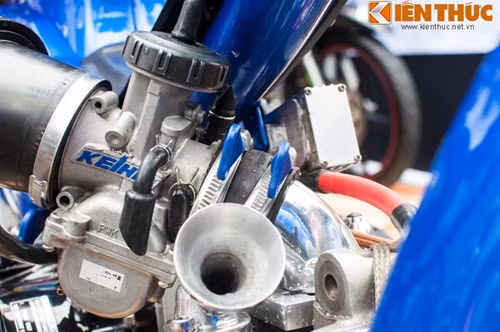 Hệ thống làm mát bằng không khí có thêm phễu thu gió bằng inox khá lạ.Để đáp ứng được sức mạnh của "con quái vật", chủ nhân của nó phải dùng đến bộ chế hòa khí được nhập từ Thái Lan. Những bộ chế hòa khí thông thường không đáp ứng được mức tiêu hao nhiên liệu của bộ máy. Ảnh: Bộ chế hòa khí Kenhin.