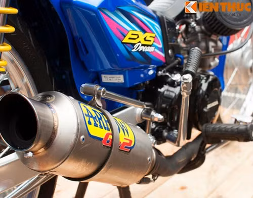 Pô xe nguyên bản của Honda Dream II được thay mới của hãng Arrow cho xe tiếng nổ ấm khỏe, đồng thời cũng làm tăng thêm mã lực cho chiếc xe.