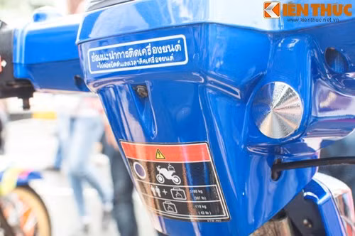 Xe không có bộ phận khởi động tự động (Electric Starter) như những chiếc Honda Dream thông thường mà phải khởi động bằng cơ (Kick Starter).