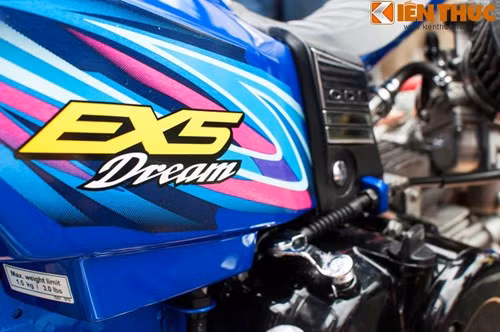 Các chi tiết trên xe sạch sẽ và được gia công bằng inox khá ấn tượng, phần nào nói lên được tính cách của chủ xe. Một chiếc Dream Thái lúc mới về Việt Nam có giá trên 9 lượng vàng. Quy đổi ra giá trị bây giờ thì mức giá này tương đương 1 chiếc Kia Morning.