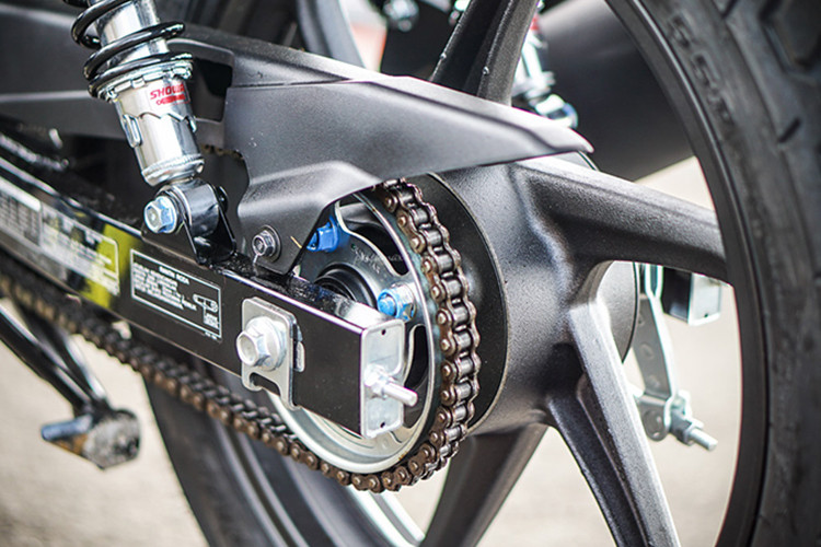 Trang bị an toàn cho mẫu xe này cũng khá đơn giản bao gồm; phuộc trước dạng ống lồng, phuộc sau lò xo kép, hệ thống phanh trước sau lần lượt có dạng đĩa và đùm. Trên mẫu xe mới này cũng sẽ bao gồm 2 phiên bản khác nhau là vành đúc đi liền với lốp không săm và phiên bản vành nan hoa đi kèm với lốp săm cao su.