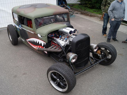 Chiếc xe sơn hình hàm cá mập với đôi mắt dữ tợn - sản phẩm của một dân chơi chuyên độ xe ở Mỹ.
