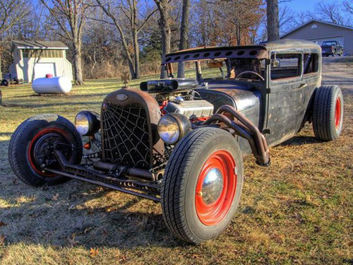 Khác với vẻ bề ngoài cũ kĩ, chiếc xe được độ lại động cơ siêu khủng với ống xả đặt trên mũi xe.