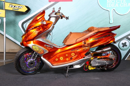 PCX phiên bản mùa xuân màu cam chói lóa.