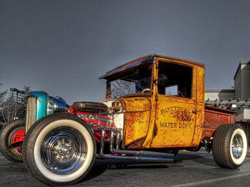 Mẫu xe bán tải được thay bánh, động cơ hầm hố nhưng giữ nguyên buồng lái ọp ẹp cũ kĩ của mình.