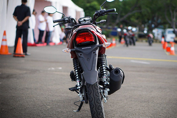 Xe sở hữu chiều cao yên chỉ 773mm, khá phù hợp với thể hình người châu Á. Phần đuôi vuốt dẹt về phía sau, đèn báo sau và xi nhan tách rời tương tự phần đầu. Dè sau của CB150 Verza kéo dài xuống phía dưới, giúp cho việc di chuyển thuận lợi hơn trong mọi địa hình và thời tiết.