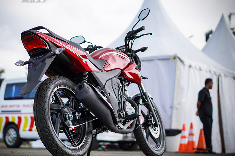 Tỉ số nén 9,5:1, đường kính piston 57mm (trái 57); sử dụng hộp số 5 cấp. Nhờ sử dụng hệ thống phun xăng điện tử, người dùng có thể đi được 46,3km với mỗi lít xăng, và khoảng hơn 560km mỗi lần đổ đầy bình.