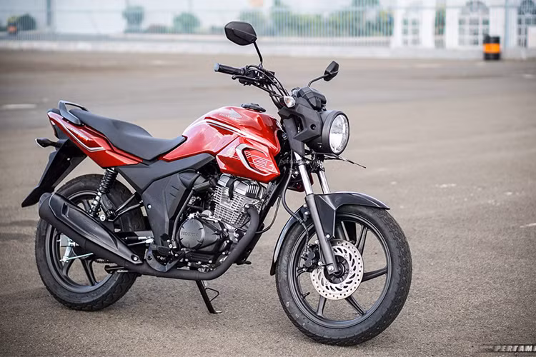Honda CB150 Verza bản nâng cấp 2018 sẽ có 04 lựa chọn màu sắc bao gồm: Đỏ, Xám/Bạc, Đen/Đỏ (bánh mâm) và Đen/Đỏ (bánh căm). Giá bán lẻ từ 19,3 triệu IDR (khoảng 30,7 triệu đồng) với phiên bản bánh căm và 19,9 triệu IDR (khoảng 31,7 triệu đồng) với phiên bản bánh mâm.