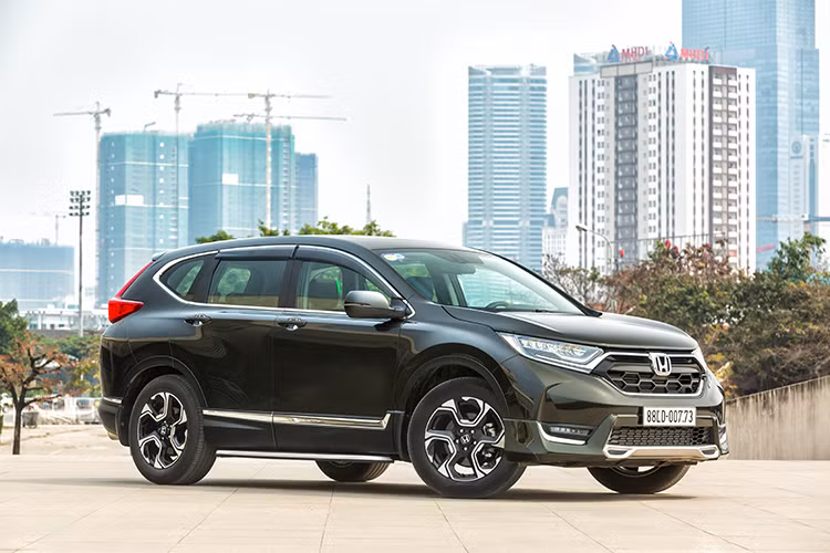 Mẫu xe Honda CR-V 2018 bản nâng cấp với thiết kế 7 chỗ hoàn toàn mới, đi kèm khối động cơ tăng áp cùng những công nghệ tiên tiến hàng đầu. CR-V thế hệ thứ 5 được đánh giá là mẫu xe tạo nên một chuẩn mực mới trong phân khúc SUV về các giá trị “Mạnh mẽ - Tiện nghi - Cao cấp”.