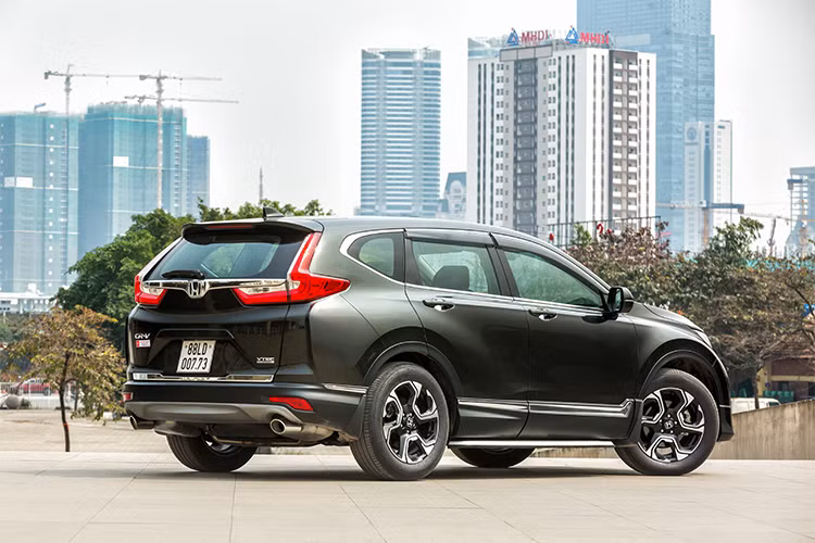 Với mức giá bán lẻ đề xuất mới trong tháng 4/2018 này, Honda CR-V 2018 đã tăng thêm 5 triệu đồng cho tất cả các phiên bản. Cụ thể từ 963 triệu cho phiên bản 1.5E, 1,003 tỷ đồng cho bản 1.5G và 1,73 tỷ đồng cho phiên bản 1.5L. Honda CR-V phiên bản 2018 mới tự tin sẽ đón nhận được sự quan tâm đông đảo của khách hàng.