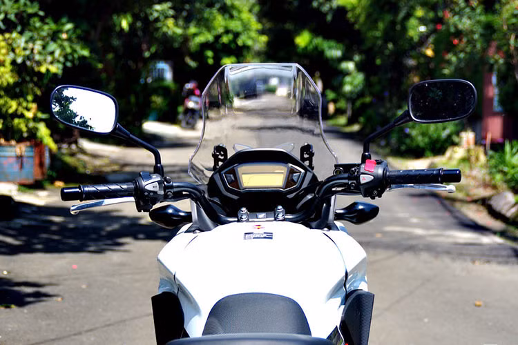 Xe sở hữu bộ đèn pha LED mới đầy hiện đại, kính chắn gió phong cách như hút hồn những ai lần đầu cầm lái, xi nhan trước và sau của xe tách rời. Ngoài ra xe còn được trang bị kính chắn gió mới to và cao hơn 100 mm giúp người lái thoải mái hơn trên những cung đường dài.