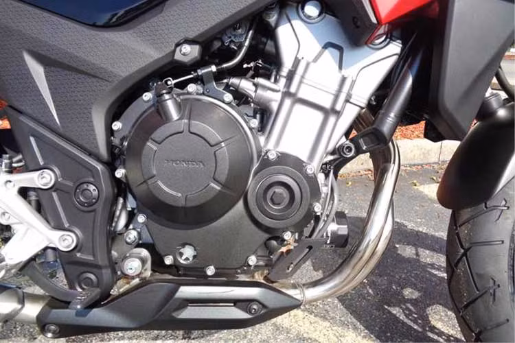 Xe được thiết kế gầm cao tiên cho việc di chuyển trên mọi địa hình. Mâm trước và sau được trang bị đa chấu, đi kèm bộ lốp địa hình giúp chủ xe có thể lang thang trên mọi cung đường mong muốn. Phiên bản CB500X được trang bị tiêu chuẩn hệ thống phanh chống bó cứng ABS cho cả phanh trước và sau với đường kính đĩa phanh lần lượt 320mm - 240mm.
