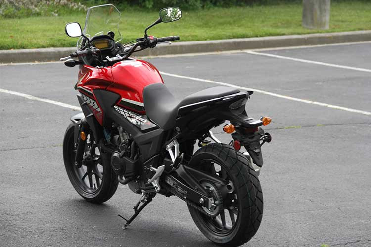 Ở phiên bản nâng cấp cho năm 2018, Honda CB500X mới sở hữu thiết kế không đổi so với trước nhưng được nâng cấp một số chi tiết ấn tượng hơn. Nếu chú ý quan sát bạn sẽ thấy nó khá giống với ngoại hình và tem thiết kế của phiên bản 400X tại thị trường Nhật Bản.