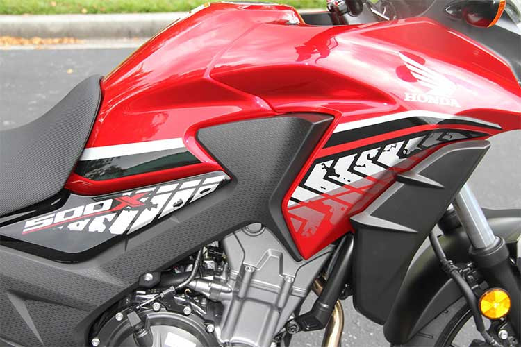 Bản nâng cấp Honda CB500X 2018 sở hữu chiều dài x rộng x cao không thay đổi so với trước bao gồm; 826 x 2.098 mm x1,358. Chiều dài cơ sở là 1421 mm, khoảng cách gầm 167 mm. Trong khi đó, chiều cao yên xe lên tới 812 mm, bình xăng 17,7 lít và có tổng trọng lượng là 198 kg.