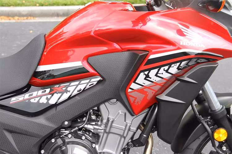 Bản nâng cấp Honda CB500X 2018 sở hữu chiều dài x rộng x cao không thay đổi so với trước bao gồm; 826 x 2.098 mm x1,358. Chiều dài cơ sở là 1421 mm, khoảng cách gầm 167 mm. Trong khi đó, chiều cao yên xe lên tới 812 mm, bình xăng 17,7 lít và có tổng trọng lượng là 198 kg.