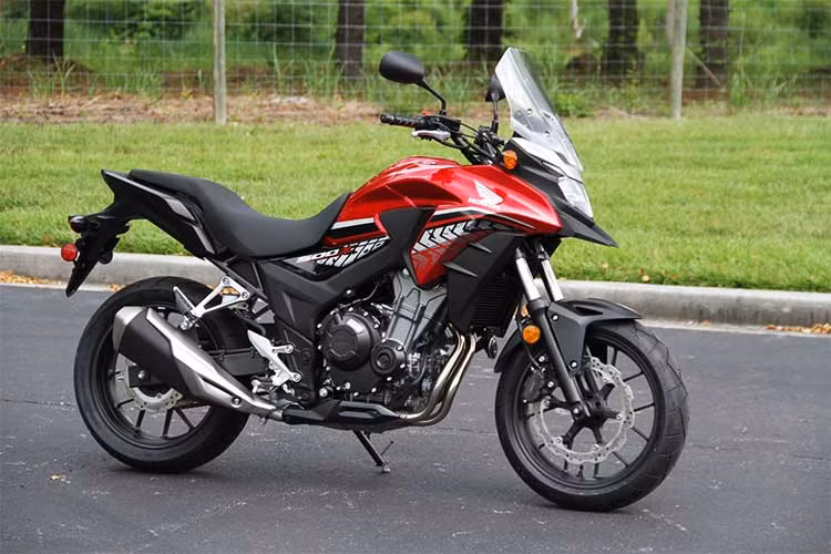 Honda CB500X thuộc dòng adventure tầm trung của hãng xe máy đình đám Nhật Bản, Honda - đây là phiên bản mới với nhiều nâng cấp ấn tượng về thiết kế kể cả khối động cơ. CB500X cảm hứng từ khẩu hiệu của Honda trước đây "Cảm nhận phong cách Adventure" mẫu xe này sở hữu một vẻ ngoài đẹp hiện đại và phong cách.