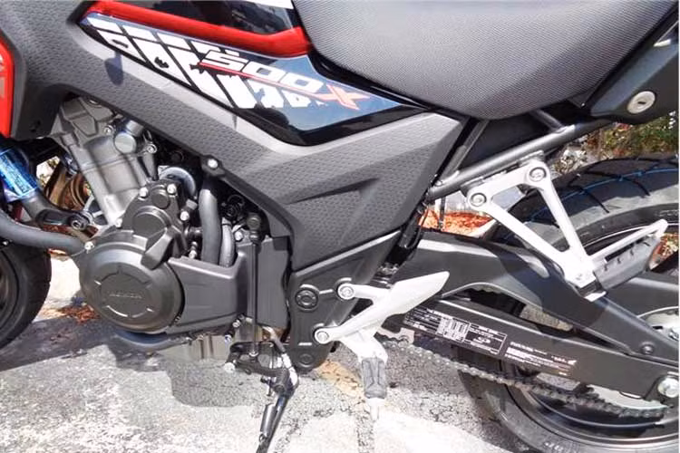CB500X mới sở hữu yên liền dài cho hai người với phần yên xe vuốt phía sau từ cao xuống thấp lên bình xăng, cụm đồng hồ hiển thị dạng điện tử hoàn toàn. Đuôi xe với tay xách rời, đèn hậu dạng led được vuốt nhọn. Cặp xi nhan sau được đưa thấp xuống phía dưới cùng dè sau vuốt cao.