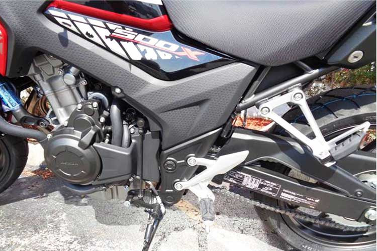 CB500X mới sở hữu yên liền dài cho hai người với phần yên xe vuốt phía sau từ cao xuống thấp lên bình xăng, cụm đồng hồ hiển thị dạng điện tử hoàn toàn. Đuôi xe với tay xách rời, đèn hậu dạng led được vuốt nhọn. Cặp xi nhan sau được đưa thấp xuống phía dưới cùng dè sau vuốt cao.