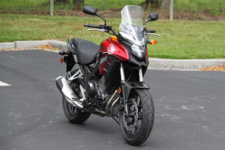 Honda CB500X 2018 mới có thể xem như "đàn em" của dòng 400X 2016 từng được xuất hiện làn đầu tiên tại triển lãm Tokyo Motor Show 2015 ở Nhật Bản. Nó cùng chung thiết kế nhưng sở hữu khối động cơ lớn hơn 471 phân khối từng ra mắt thị trường Malaysia hồi đầu năm.