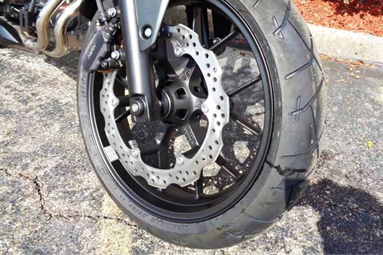 Hệ thống treo trước được nâng cấp với nhiều chế độ tùy chỉnh, cùng bộ phanh mới kết hợp với hệ thống chống bó cứng phanh ABS. Hệ thống truyền động và bộ khung gầm của Honda CB500X mới cũng đã có nhiều cải tiến. Xe sở hữu tay lái rộng với ốp bảo vệ tay hai bên tay lái đúng phong cách đường trường.