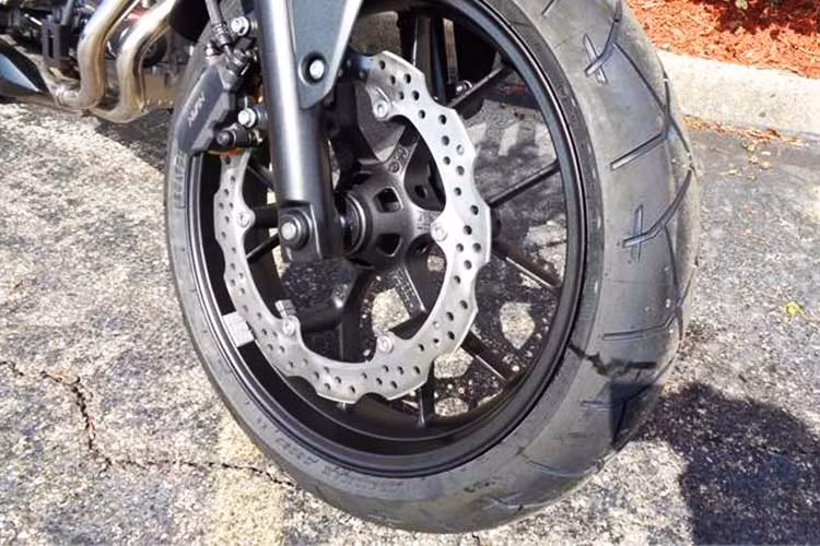 Hệ thống treo trước được nâng cấp với nhiều chế độ tùy chỉnh, cùng bộ phanh mới kết hợp với hệ thống chống bó cứng phanh ABS. Hệ thống truyền động và bộ khung gầm của Honda CB500X mới cũng đã có nhiều cải tiến. Xe sở hữu tay lái rộng với ốp bảo vệ tay hai bên tay lái đúng phong cách đường trường.