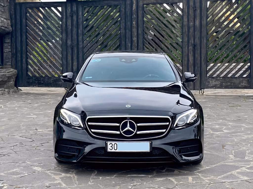 TPBank chào bán xe Mercedes GLC 200 giá khởi điểm hơn 1 tỷ đồng, Toyota Innova giá từ 393 triệu đồng. Techcombank thanh lý xe Vinfast Lux A2.0 giá khởi điểm 549 triệu đồng. Ngân hàng VIB rao bán hàng trăm xe ô tô từ bình dân đến xe sang vốn là tài sản đảm bảo cho khoản vay. Trong đó, chiếc Mercedes E300 2019 giá chào bán 1,13 tỷ đồng. (Ảnh minh họa Mercedes E300 2019) 