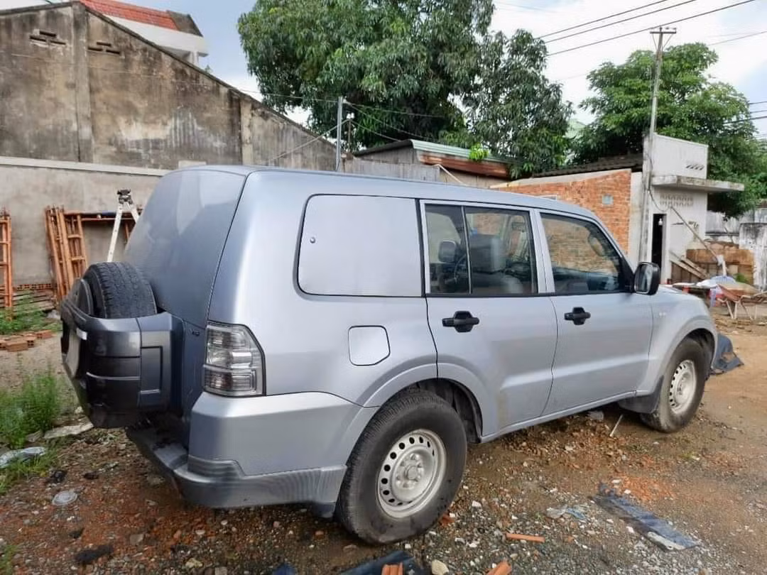 Cụ thể, Agribank chi nhánh Quảng Nam đang rao bán loạt xe gồm Mitsubishi Pajero, Isuzu Trooper, Hyundai Terracan, sản xuất năm 2001-2008 với giá khởi điểm rất thấp. (Ảnh minh họa Mitsubishi Pajero 2001)
