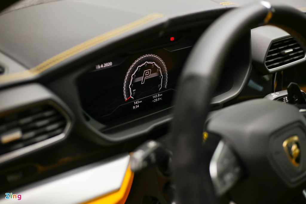 Vô-lăng của Lamborghini Urus có thiết kế tương tự với Huracan. Phần đáy vô-lăng có thêm dải cờ Italy, phía trên tích hợp nhiều phím chức năng hỗ trợ người lái.