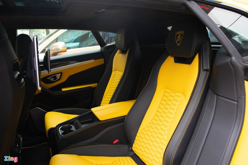 Điều này giúp "siêu bò" trở nên sang trọng và thể thao hơn, hành khách ngồi sau cũng có được cảm giác thể thao với ghế ôm sát lưng, không thua gì hàng ghế đầu.