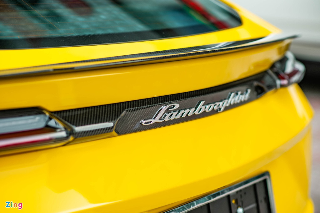 Điểm đặc biệt của chiếc Lamborghini Urus này chính là khoang nội thất với hàng ghế sau được làm theo cấu hình 2 ghế thể thao rời thay vì băng 3 ghế như những chiếc Lamborghini Urus khác đã từng xuất hiện tại Việt Nam.