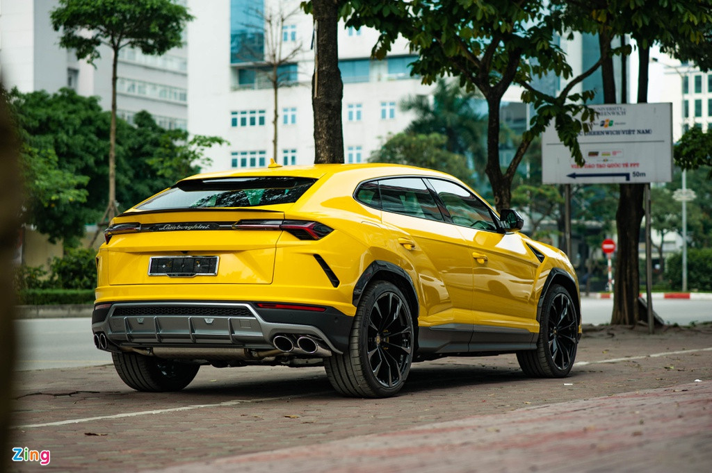 Tại Việt Nam, Lamborghini Urus được phân phối chính hãng với giá từ 22 tỷ đồng.