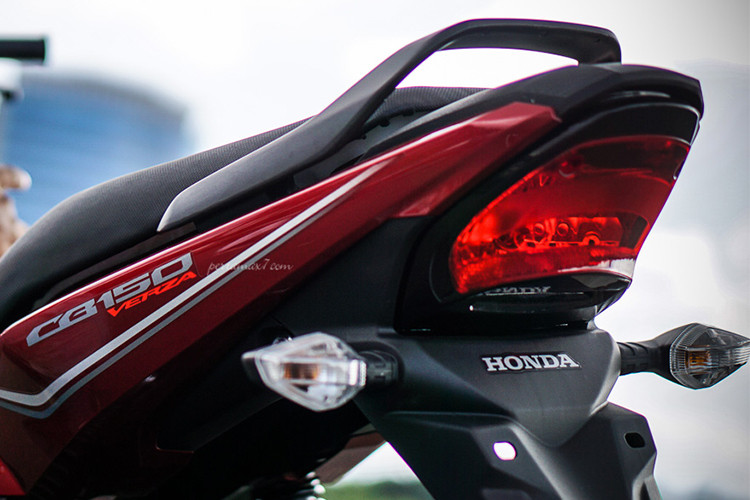 Sự thực dụng của CB150 Verza được thể hiện khá rõ ở bộ yên sau dạng liền tương tự như các dòng xe số phổ thông, thay vì yên tách rời như các dòng xe côn tay cao cấp hơn để tạo dáng thể thao hiện nay. Tay xách của xe cũng thiết kế dạng kim loại lớn, dễ dạng sử dụng...